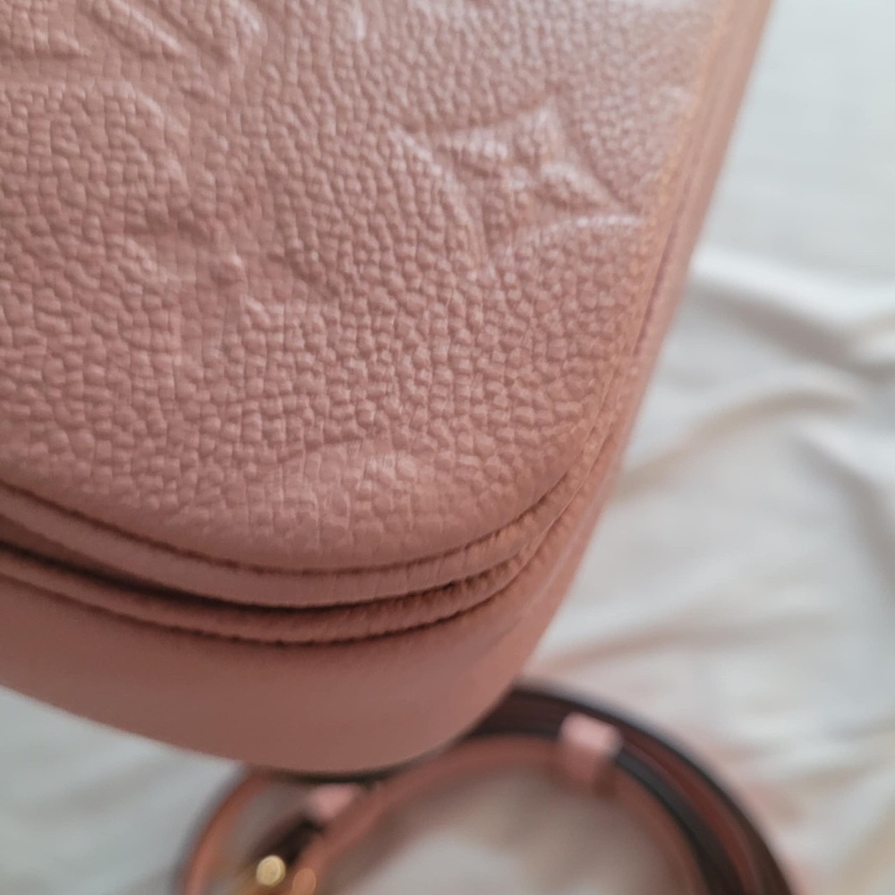 LOUIS VUITTON
Empreinte Pochette Metis Rose Poudre - Picture 13 of 16